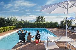 Umbria - RESTORED COUNTRY HOUSE WITH POOL FOR SALE IN GUBBIO