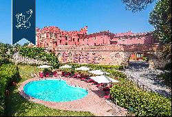 Luxurious resort with park and pool for sale near Pisa