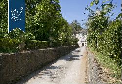 Luxury villa with park for sale in Lucca