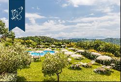 Magnificent property with swimming pool for sale in the heart of Tuscany