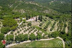 Umbria - AGRITURISMO WITH OLIVE GROVE AND VINEYARDS FOR SALE CORCIANO