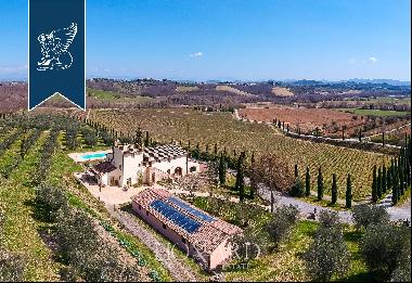 Boutique hotel with agricultural production, well-connected to Florence and Rome