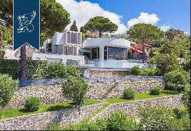 Recently-built luxury villa for sale near Varigotti and Finalborgo