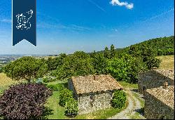 Wonderful farmstead with old farmhouses and 80 hectares of grounds in the Tuscan countrysi