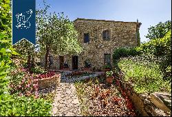 Charming, typically-Tuscan farmhouse for sale between Florence and Siena