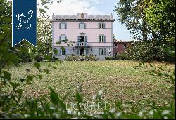 Luxury villa with precious period details near Lucca and Florence