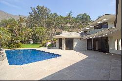 Extraordinary house in one of the best areas of the plain with swimming pool