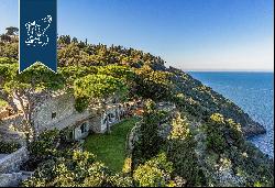 Refined estate offering extraordinary panoramic views of the Tuscan archipelago