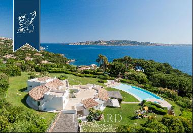 Luxurious, spectacular estate with an infinity pool and a view of the MAddalena archipelag
