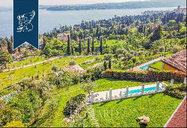 Charming villa in an exclusive panoramic position above Lake Garda
