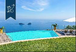 Luxury sea-facing villa with a park and pool between Capri and Positano