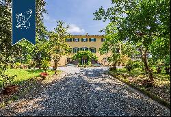 Charming estate with a 4-hectare park in a panoramic position among Tuscan hills
