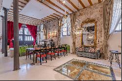 Renovated apartment with historical character in the Barri Gòtic