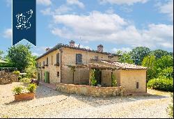 Luxury farmstead for sale with a wonderful pool near the Medieval town of San Gimignano