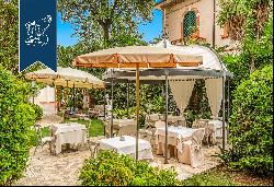 Luxury hotel with a big sunbathing terrace just 80 metres from Versilia's sea