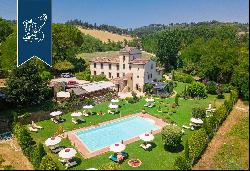 Luxurious villa surrounded by an extraordinary tipically-tuscan hilly context