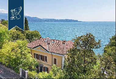 Lake-facing apartment with access to the beach and a dockyard by the Vittoriale degli Ital