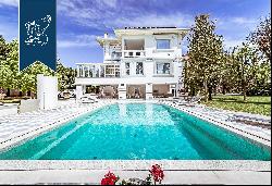Majestic charming estate surrounded by a big, exlcusive garden in the heart of Empoli