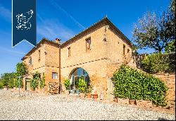Old farmhouse with a park and pool for sale at a stone's throw from Montalcino and Montepu