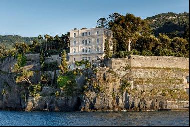 Villa dei Sonetti - A majestic estate suspended over the Mediterranean Sea