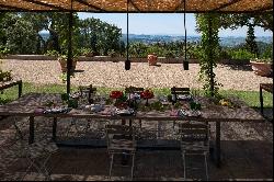 Villa Perle, a classic Tuscan villa surrounded by vineyards and olive groves