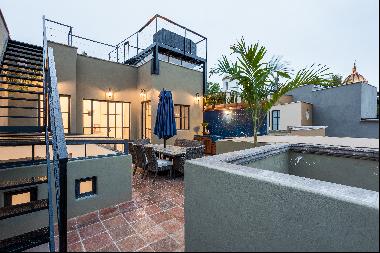 Casa Cielo, 4-Story Designer Home with Rooftop Hot Tub +AC