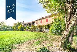 17th-century rustic farmhouse franed by the typical Venetian countryside for sale
