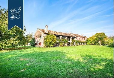 17th-century rustic farmhouse franed by the typical Venetian countryside for sale