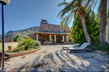 Natural stone finca with views into the valley