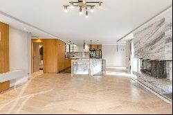 Magnificent renovated duplex with lake view