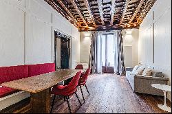 Authentic and medieval apartment with high ceilings in central El Born