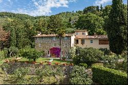 Elegant farmhouse with panoramic view over the hills of Lucca