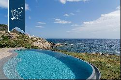 Luxury villa with park and panoramic swimming pool in the most prestigious seaside resort 
