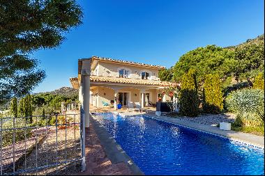 Villa with panoramic views next to the natural park - Els Olivars