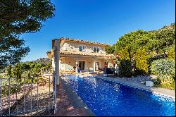 Villa with panoramic views next to the natural park - Els Olivars