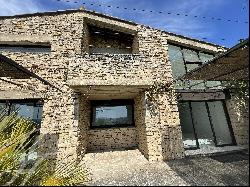 Contemporary house with exceptional views of Gordes.