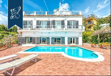 Prestigious villa with a pool for sale by the gulf of Pozzuoli