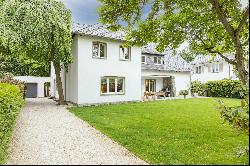 Stately family villa with plenty of space near Mumm'schen Park