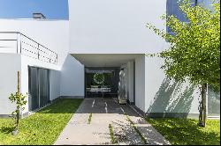 Excellent villa of contemporary design in a quiet area of Carnaxide on the outskirts of L