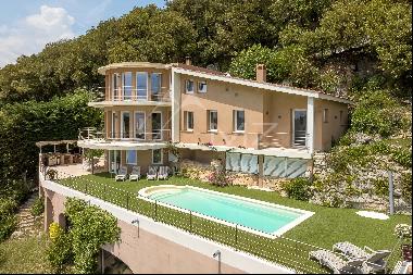 Bastide combines the charm of the old with modernity