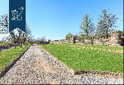 Old castle for sale in a strategic position to reach Lombardy's main points of interest 