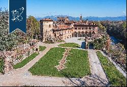 Old castle for sale in a strategic position to reach Lombardy's main points of interest 