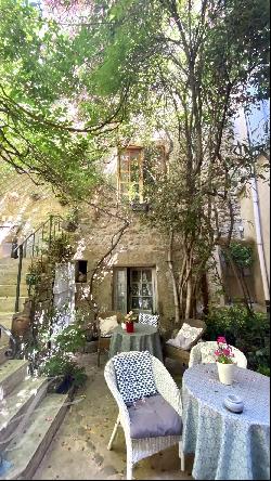 LOURMARIN magnificent stone village house offering courtyard terrace and garage