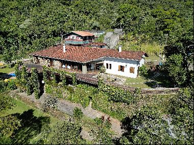 House on top of a hill in Teresópolis with a view of Dedo de Deus
