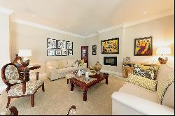 EXECUTIVE TOWNHOUSE WITH EXCEPTIONAL MOUNTAIN VIEWS IN CLAREMONT UPPER