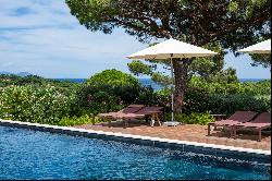 Saint-Tropez, recent villa offering unobstructed views over the sea.