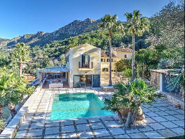 Finca in Andratx in the southwest of Mallorca completely renovated and ample palm gardens