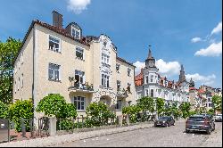 Most beautiful street in Neuhausen: 4-room garden apartment with house-within-a-house cha