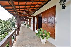 House in a gated community surrounded by a wooded area in São Conrado