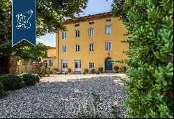Luxury villa with six independent apartment in Lucca's renowned surroundings